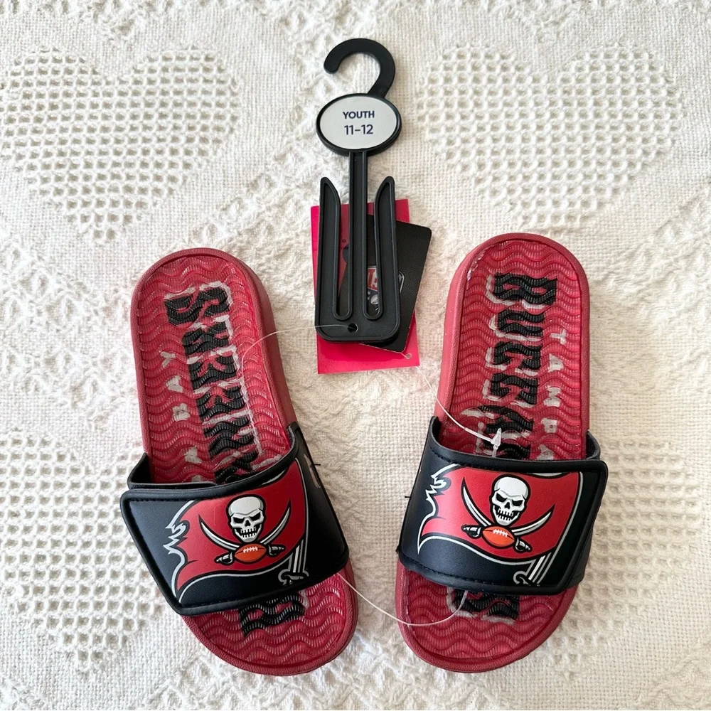 Tampa Bay Buccaneers Shoes Slides Youth 11-12 Red Black Foco Gel Bucs Skull NWT